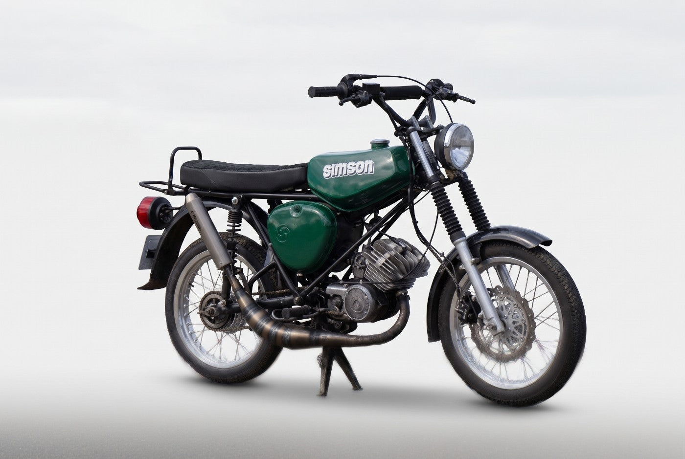 Simson S51 freigestellt auf heller Bühne