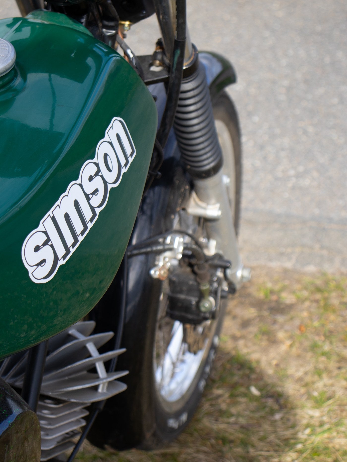 Simson-Schriftzug auf dem grünen Tank
